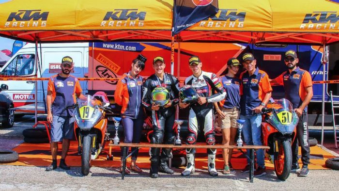 Η ομάδα της KTM Skourtas στα paddocks των Μεγάρων. 