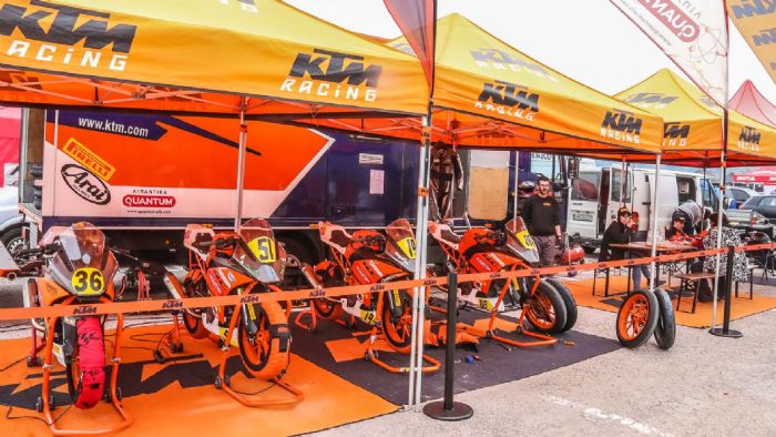 Δύο θέσεις στο βάθρο Δύο θέσεις στο βάθρο