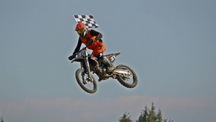 Ο Φραγκίσκος Ζούνης στον αέρα, με την KTM 250 SX-F του.  