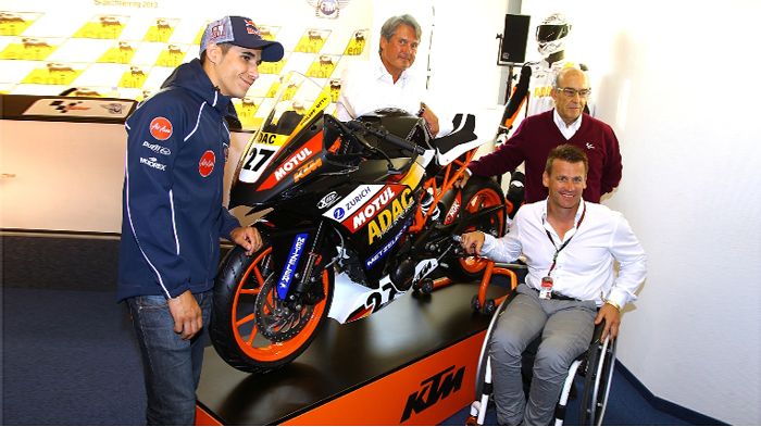 Από αριστερά ο πρωτοπόρος της Moto3 Luis Salom, ο Πρόεδρος της ADAC Sports Herma Από αριστερά ο πρωτοπόρος της Moto3 Luis Salom, ο Πρόεδρος της ADAC Sports Hermann Tomczyk, ο CEO της Dorna Carmelo Ezpeleta και ο επικεφαλής της KTM Motorsports, Pit Beier.