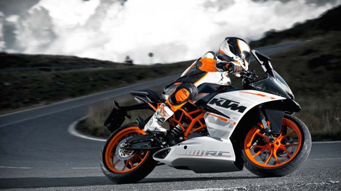 Η ΚΤΜ παρουσίασε τα τρία μικρά supersport της, τα RC125, RC200 και RC390. Η ΚΤΜ παρουσίασε τα τρία μικρά supersport της, τα RC125, RC200 και RC390.