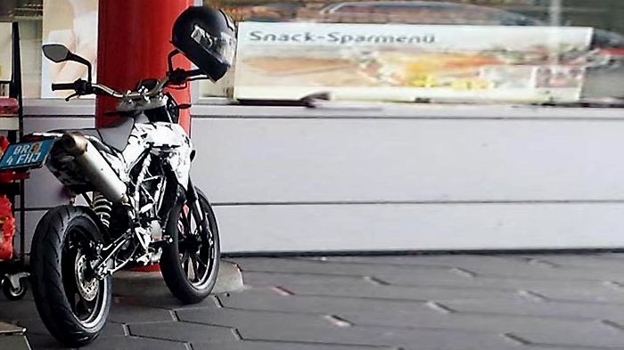 Ένα μικρό supermoto θα συμπληρώσει ιδανικά την γκάμα οικονομικών μοτοσικλετών της ΚΤΜ.