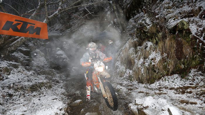 Πρώτη νίκη στο Hell's Gate Hard Enduro για τον Jonny Walker της ΚΤΜ, κάτω από φοβερά άσχημες καιρικές συνθήκες.