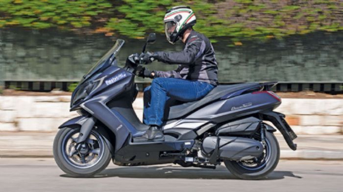 Δοκιμάζουμε το νέο Downtown 350i της KYMCO. 
