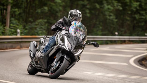 KYMCO AK 550 Premium: Scooter με πτυχές μοτοσυκλέτας, το μόνο με Cornering ABS
