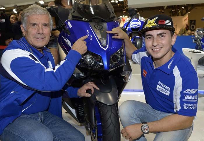 O Jorge Lorenzo, με τον θρύλο του MotoGP Giacomo Agostini στο Μιλάνο.