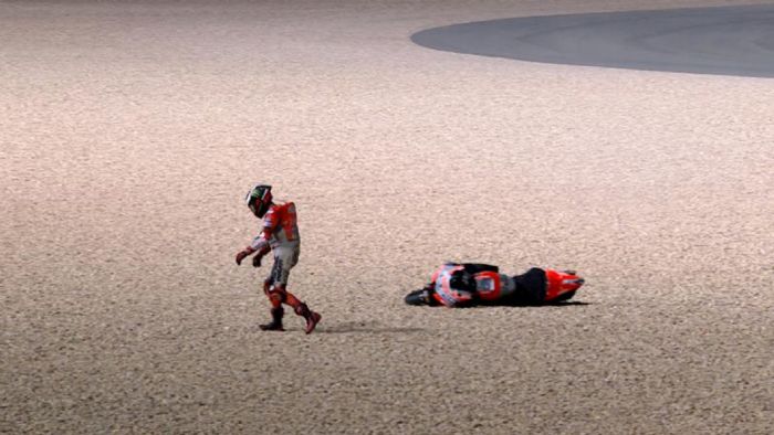 H στιγμή της πτώσης του Jorge Lorenzo στον αγώνα του Qatar, στις 18 Μαρτίου. H στιγμή της πτώσης του Jorge Lorenzo στον αγώνα του Qatar, στις 18 Μαρτίου.