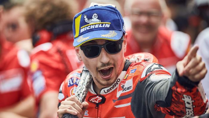 O Jorge Lorenzo μετά την νίκη του στην Βαρκελώνη. O Jorge Lorenzo μετά την νίκη του στην Βαρκελώνη.