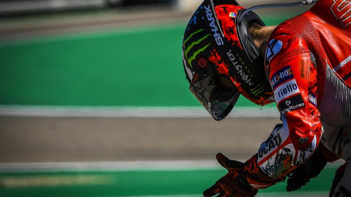 Δεν κρύβει καθόλου την οργή του για την πτώση του ο Jorge Lorenzo... Δεν κρύβει καθόλου την οργή του για την πτώση του ο Jorge Lorenzo...