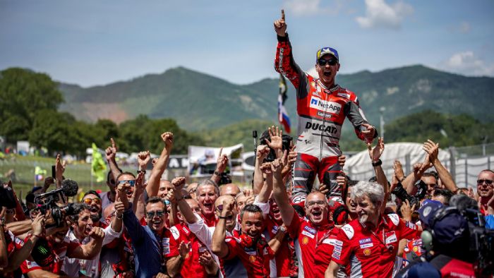 Ο Jorge Lorenzo πανηγυρίζει την νίκη με τους ανθρώπους της ομάδας του. 