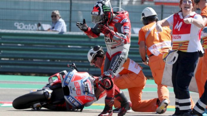 O Jorge Lorenzo λίγο μετά από την πτώση του στον αγώνα του Aragon. O Jorge Lorenzo λίγο μετά από την πτώση του στον αγώνα του Aragon.