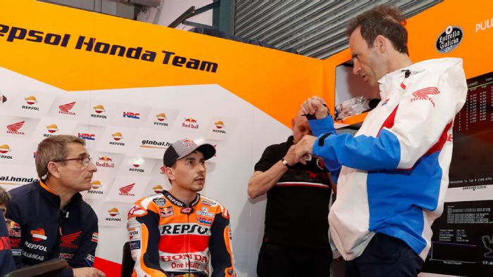 O Jorge Lorenzo στο κέντρο, ο Alberto Puig δεξιά