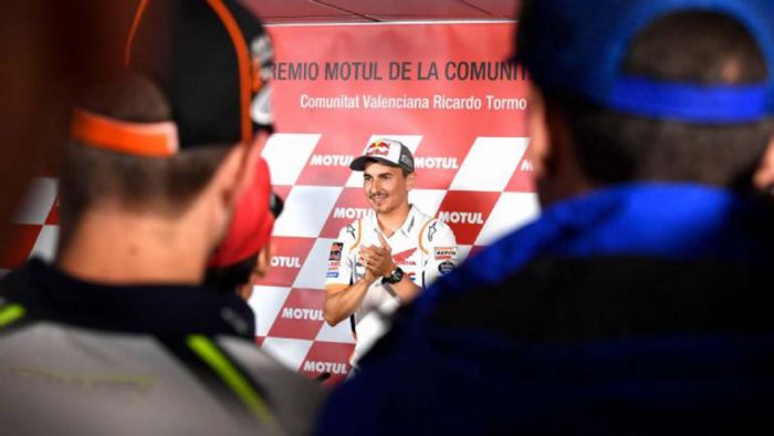O Jorge Lorenzo στην χθεσινή συνέντευξη τύπου που παρέδωσε για να ανακοινώσει τη O Jorge Lorenzo στην χθεσινή συνέντευξη τύπου που παρέδωσε για να ανακοινώσει την απόσυρση του.