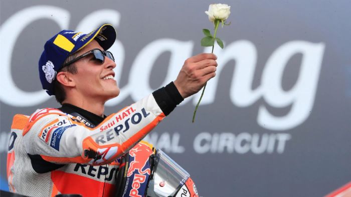 O Marc Marquez σε στιγμιότυπο από βράβευση του O Marc Marquez σε στιγμιότυπο από βράβευση του