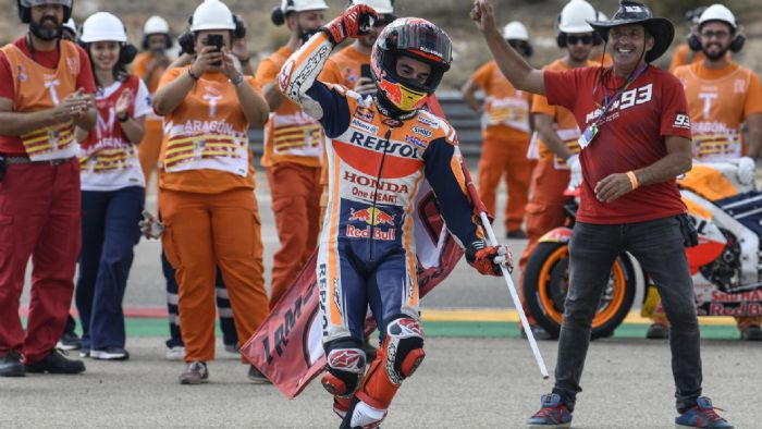 Ο Marc Marquez πανηγυρίzoντας στην Aragon