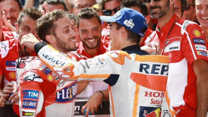 Η στιγμή που οι δύο αναβάτες συγχαίρουν ο ένας τον άλλο, μετά τον τερματισμό. Η στιγμή που οι δύο αναβάτες συγχαίρουν ο ένας τον άλλο, μετά τον τερματισμό.