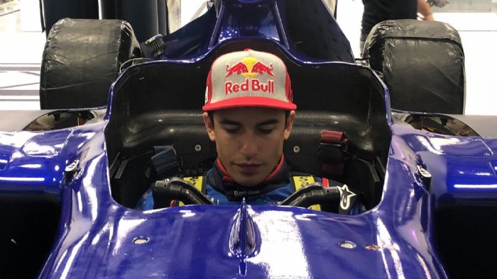 O Marquez κατά την διάρκεια της ρύθμισης του καθίσματός του, στα κεντρικά της Red Bull. 