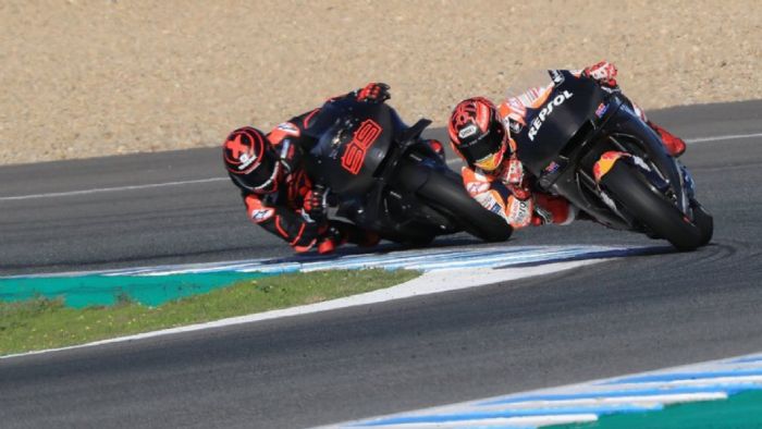 Lorenzo και Marquez σε στιγμιότυπο δράσης, από τις τελευταίες δοκιμές στην Valen Lorenzo και Marquez σε στιγμιότυπο δράσης, από τις τελευταίες δοκιμές στην Valencia.