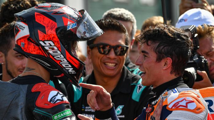 O Marc Marquez (δεξιά) συγχαίρει τον Fabio Quartararo αμέσως μετά τον τερματισμό. 