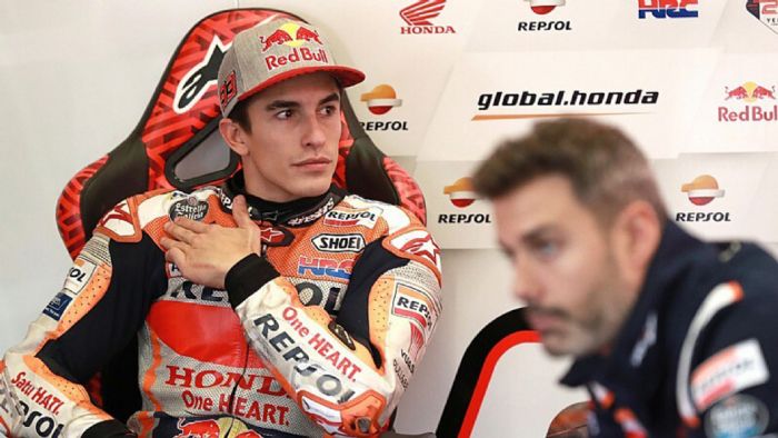O Marc Marquez «πονεμένος» μέσα στο γκαράζ του. O Marc Marquez «πονεμένος» μέσα στο γκαράζ του.