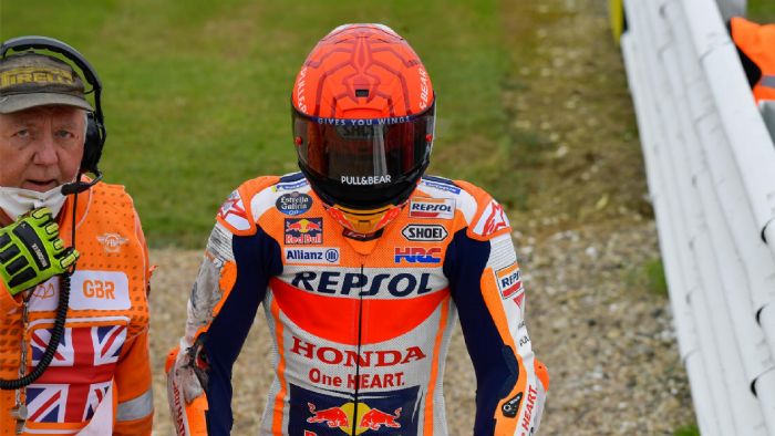 Ο Marc Marquez μετά την πτώση του στο Silverstone. Ο Marc Marquez μετά την πτώση του στο Silverstone.