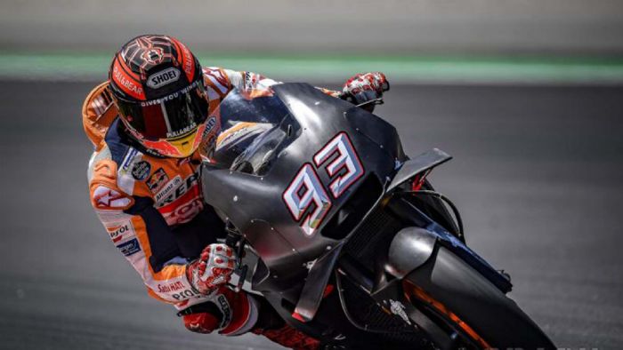 O Marquez επί της μαύρης μοτοσυκλέτας, που δοκίμασε. O Marquez επί της μαύρης μοτοσυκλέτας, που δοκίμασε.