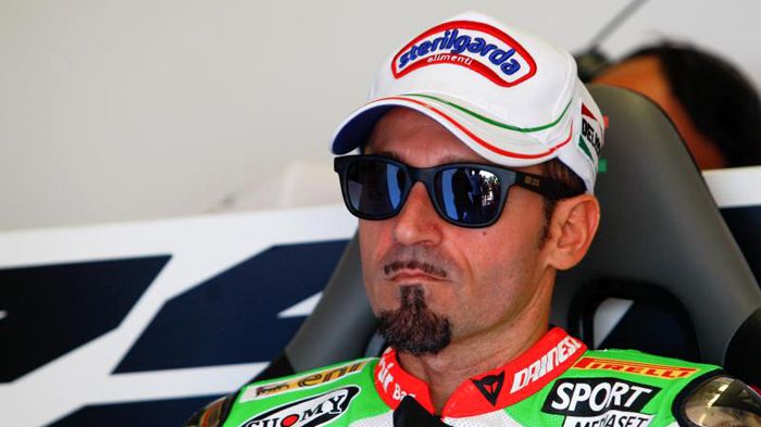 Το φετινό πρωτάθλημα αξίζει στον Valentino Rossi σύμφωνα με το Max Biaggi. Το φετινό πρωτάθλημα αξίζει στον Valentino Rossi σύμφωνα με το Max Biaggi.