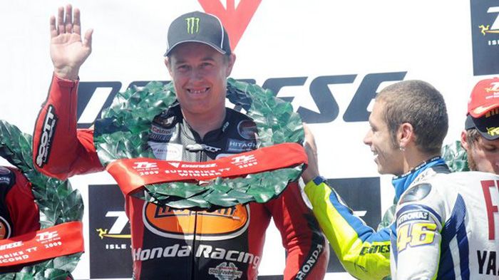 Ο νικητής στα superbike, John McGuiness, δέχεται τα συγχαρητήρια του επισκέπτη στον αγώνα Valentino Rossi, το 2009!