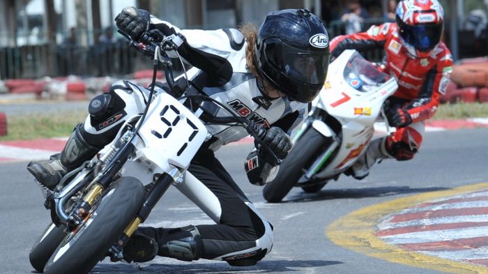 Δεν φαντάζεστε για τι θέαμα μιλάμε. Αν δεν έχετε δει τους πιτσιρικάδες να ξύνουν με τα MiniGP, δεν έχετε δει τίποτα!