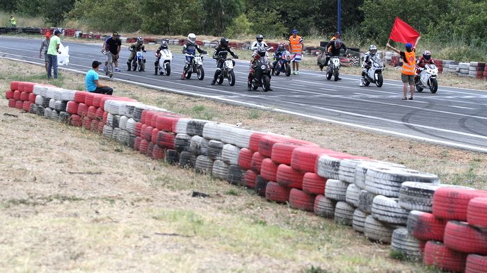 Λίγες στιγμές πριν πάρει εκκίνηση η κατηγορία MiniGP, στο δεύτερο αγώνα του Mini Λίγες στιγμές πριν πάρει εκκίνηση η κατηγορία MiniGP, στο δεύτερο αγώνα του MiniGP Cup, στα Κιούρκα.