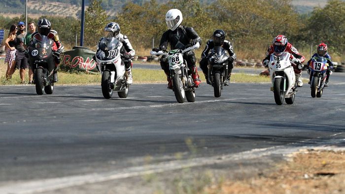Η εκκίνηση δίνεται και ο Μπαξίσογλου στρίβει πρώτος, ακολουθούμενος από Δημήτρη Η εκκίνηση δίνεται και ο Μπαξίσογλου στρίβει πρώτος, ακολουθούμενος από Δημήτρη Καρακώστα και Νότη Παπαπαύλου.