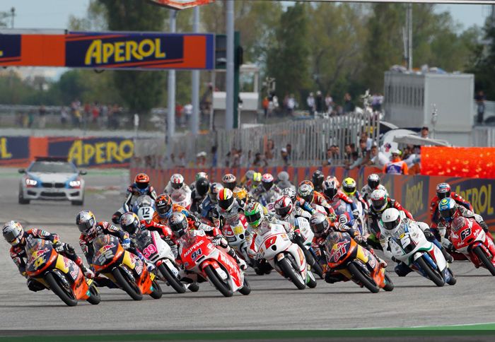 Στην εκκίνηση, ο Sandro Cortese (11) στρίβει την ΚΤΜ του πρώτη, ακολουθούμενος από ένα αγριεμένο σμάρι αναβατών.