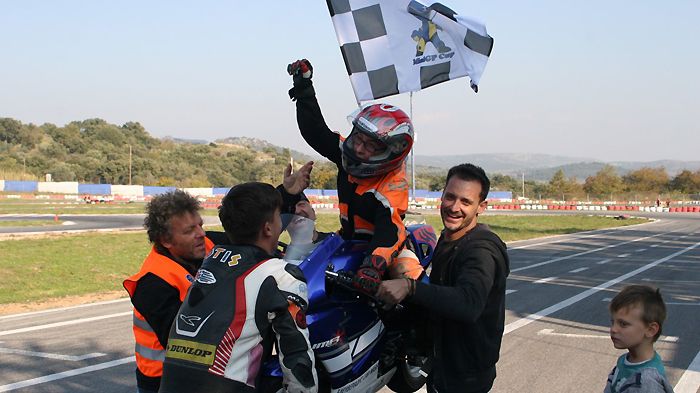 Στην «ενδιάμεση» κατηγορία MiniGP1 ο Νίκος Ελευθεριάδης πανηγύρισε την πρώτη του Στην «ενδιάμεση» κατηγορία MiniGP1 ο Νίκος Ελευθεριάδης πανηγύρισε την πρώτη του νίκη στον θεσμό.