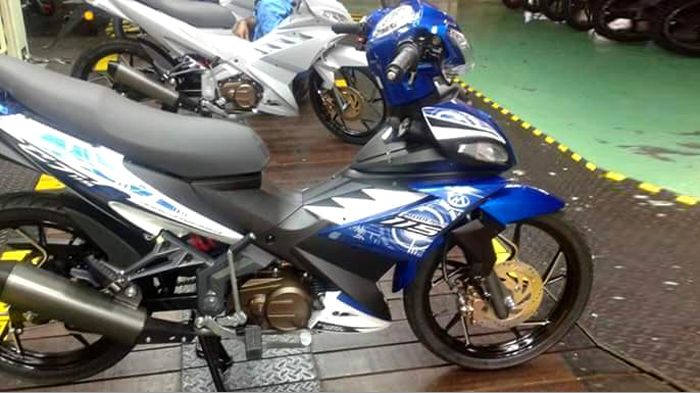 Μοντέρνα και προσεγμένη αισθητική για το μαλαισιανό παπί με σπορτίφ στοιχεία για Μοντέρνα και προσεγμένη αισθητική για το μαλαισιανό παπί με σπορτίφ στοιχεία για την κατηγορία.