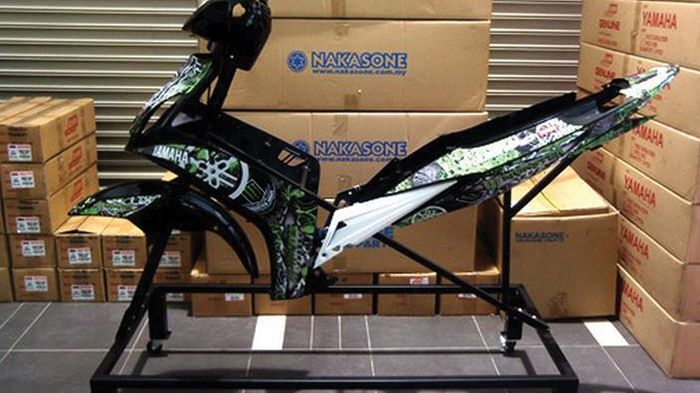 Το Monster Style κοστούμι, είναι διαθέσιμο από την Moto Trade τόσο για χονδρική Το Monster Style κοστούμι, είναι διαθέσιμο από την Moto Trade τόσο για χονδρική όσο και για λιανική πώληση.