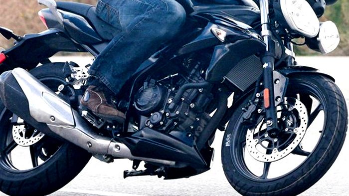 Ο κατασκοπικός φακός έπιασε το νέο μικρό Triumph να δοκιμάζεται στις εγκαταστάσε Ο κατασκοπικός φακός έπιασε το νέο μικρό Triumph να δοκιμάζεται στις εγκαταστάσεις της βρετανικής εταιρίας στην Ισπανία.