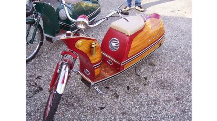 Το μεγαλύτερο φετίχ τους είναι η τσοπεράδικη θέση οδήγησης με τα πόδια μπροστά.