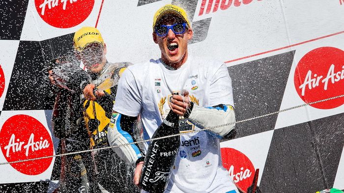 Φοβερή ανατροπή για τον Espargaro, που έφερε τα πάνω κάτω στη βαθμολογία στο τέλ Φοβερή ανατροπή για τον Espargaro, που έφερε τα πάνω κάτω στη βαθμολογία στο τέλος του πρωταθλήματος, και πήρε τον τίτλο.