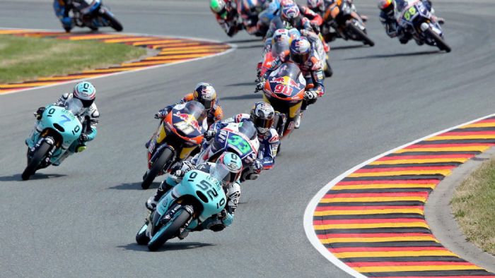 Με τους αναβάτες των Moto3 τα έβαλε ο Mike Webb...