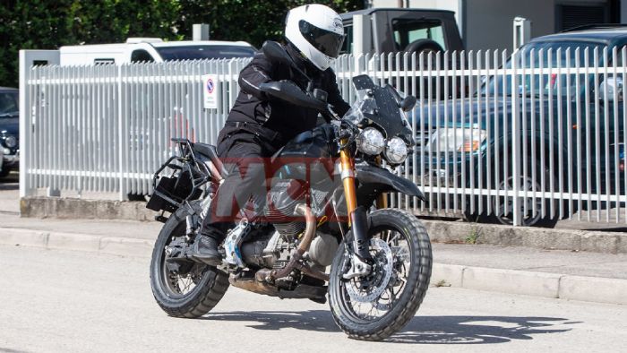Δύο από τις τελευταίες spy pics του Moto Guzzi V85 παραγωγής. 
