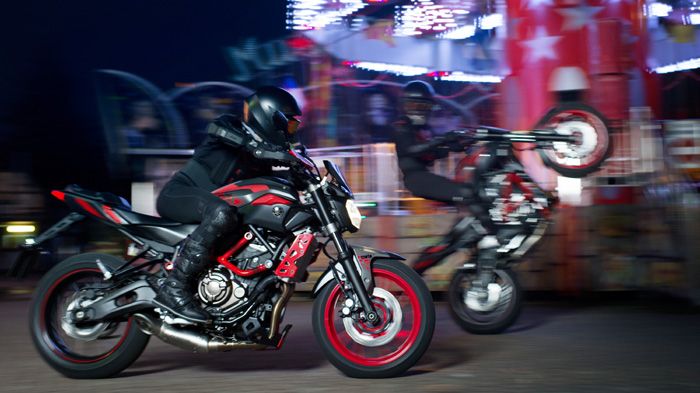 Λίγο πριν την παρουσίαση του MT-07 Moto Cage, η Yamaha έφερε στις τάξεις της τον Λίγο πριν την παρουσίαση του MT-07 Moto Cage, η Yamaha έφερε στις τάξεις της τον κορυφαίο stunt-rider Stunter13, τον οποίο και βλέπετε στη φωτό.