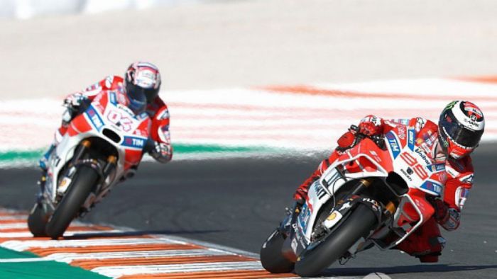 Έμεινε μπροστά απο τον Dovizioso για να τον βοηθήσει να βελτιώσει τον ρυθμό του. Έμεινε μπροστά απο τον Dovizioso για να τον βοηθήσει να βελτιώσει τον ρυθμό του.