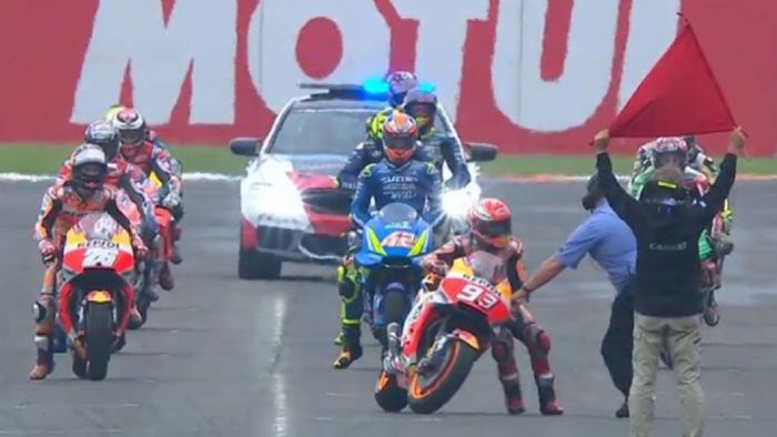 Η στιγμή που ο Marc Marquez έβαζε μπροστά μόνος του την μοτοσυκλέτα του, στην Αργεντινή. 