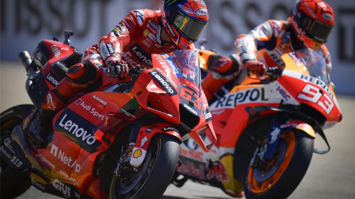 O νικητής Francesco Bagnaia (αριστερά) με τον Marc Marquez. O νικητής Francesco Bagnaia (αριστερά) με τον Marc Marquez.