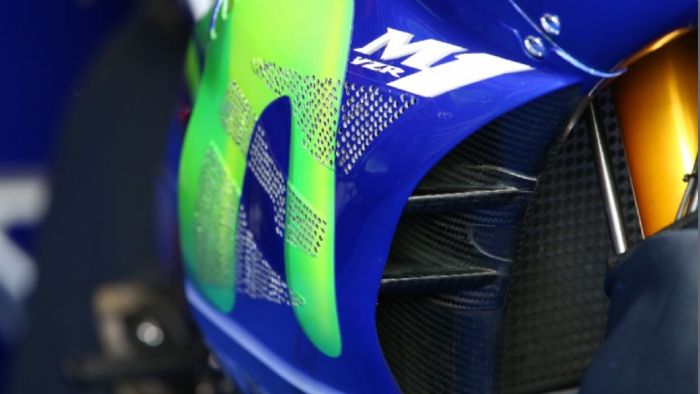 Το νέου τύπου fairing της Yamaha, με ενσωματωμένα τα πτερύγια αεροδυναμικής. Το νέου τύπου fairing της Yamaha, με ενσωματωμένα τα πτερύγια αεροδυναμικής.