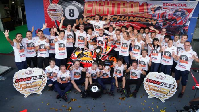 H εορταστική φωτογραφία της Repsol Honda για την κατάκτηση του 8ου τίτλου του Ma H εορταστική φωτογραφία της Repsol Honda για την κατάκτηση του 8ου τίτλου του Marc Marquez.
