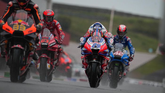 Στιγμιότυπο από την αγωνιστική δράση των MotoGP στο Portimao της Πορτογαλίας, φέτος. 