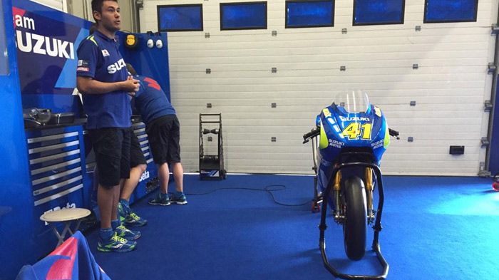 Η μοτοσικλέτα του Aleix Espargaro, έτοιμη για δράση. Επειδή την Κυριακή έβρεξε, Η μοτοσικλέτα του Aleix Espargaro, έτοιμη για δράση. Επειδή την Κυριακή έβρεξε, το πρωί της Δευτέρας οι περισσότεροι περιμένουν την πίστα να στεγνώσει.