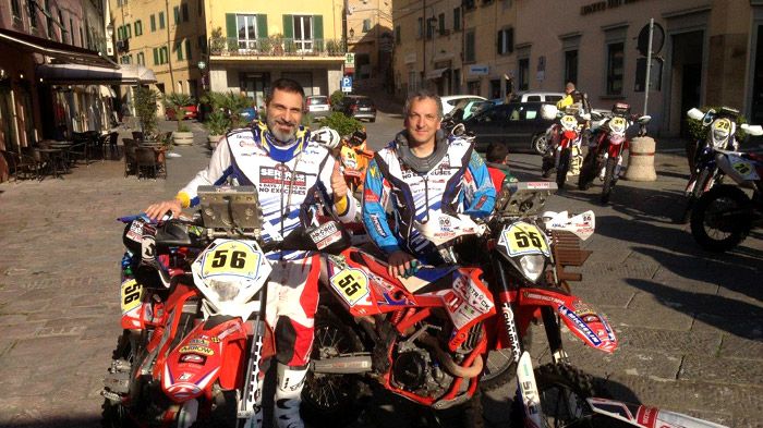 Οι Κώστας Χατζημιχάλης (αριστερά) και Δημήτρης Αθανασουλόπουλος στην εκκίνηση του ιταλικού αγώνα.