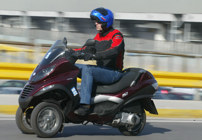 Δοκιμάζουμε το Piaggio MP3!